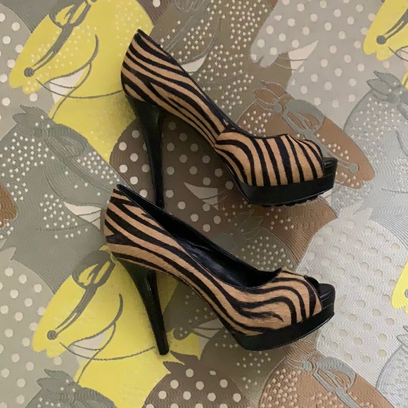 EUC-BCBG-Calfhair-Animal Print Heels-Size 6.5 - Picture 2 of 9